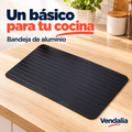 Bandeja de aluminio negra con ranuras y orificio en la esquina.