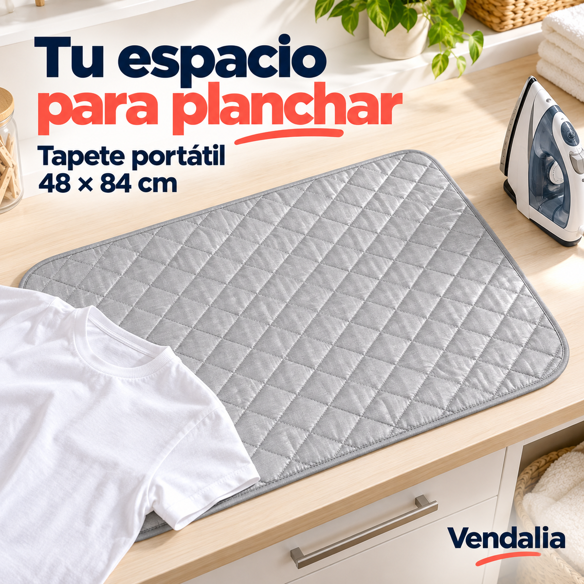 Tapete rectangular gris metálico para planchar de 48 x 84 cm, acolchado con costuras diagonales romboidales y ribete gris de esquinas redondeadas. — portada Vendalia