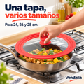 Tapa transparente con borde y perilla rojos sobre un sartén.