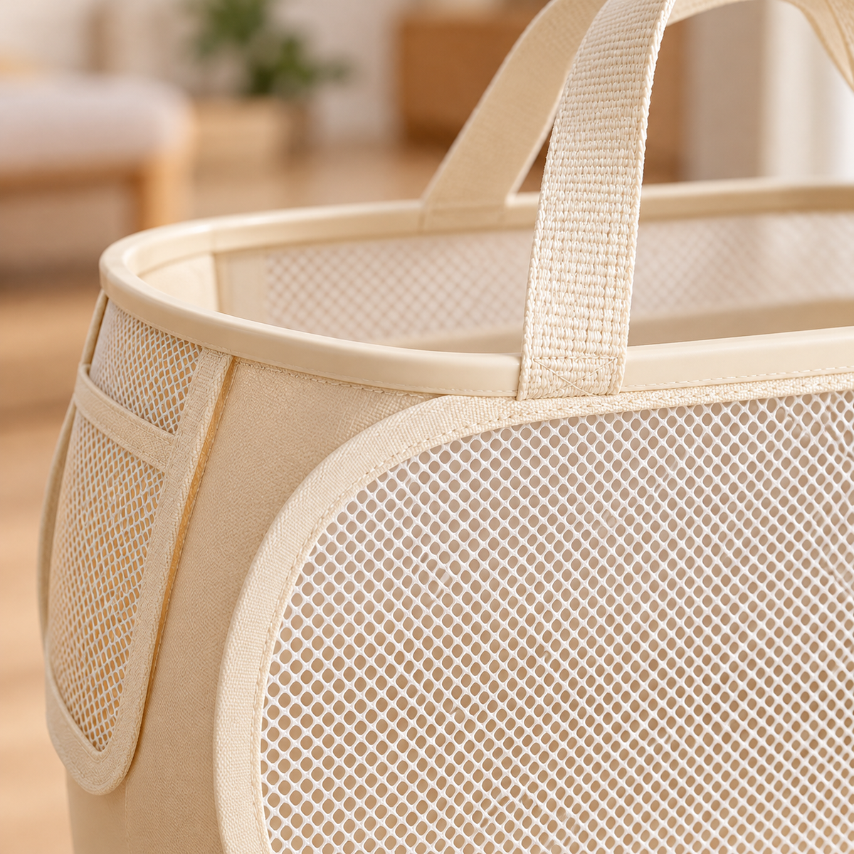 Canasta beige con panel lateral de malla blanca fina y asa de cinta — detalle del producto