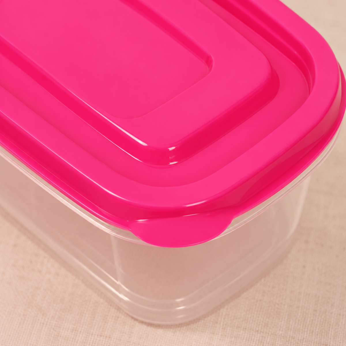 Detalle de tapa fucsia y borde del contenedor