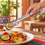Pinzas de acero en uso al servir verduras; alimentos y plato no incluidos