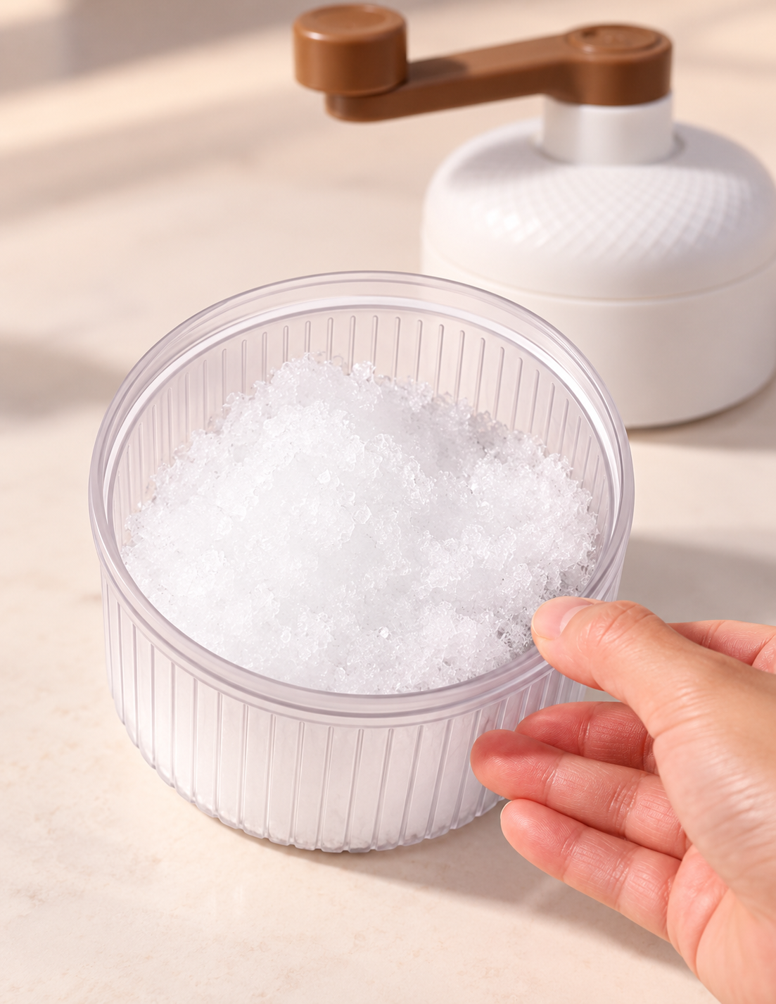Recipiente transparente de la trituradora con hielo triturado.