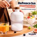 Trituradora manual de hielo blanca con manivela café. Vendalia.