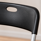 Detalle de Silla plegable de metal con asiento y respaldo de plástico