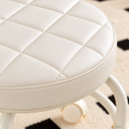 Banco compacto blanco con asiento acolchado de piel sintética — detalle del producto