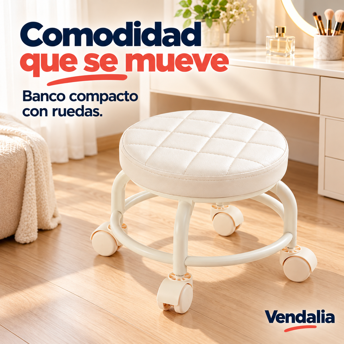 Banco bajo giratorio blanco con asiento redondo acolchado y costuras de cuadros, cuatro patas curvas unidas por aro circular y cuatro ruedas dobles crema — portada Vendalia