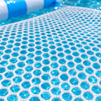 Detalle de la malla blanca del flotador hamaca azul con blanco