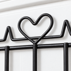 Detalle de corazón y acabado del perchero