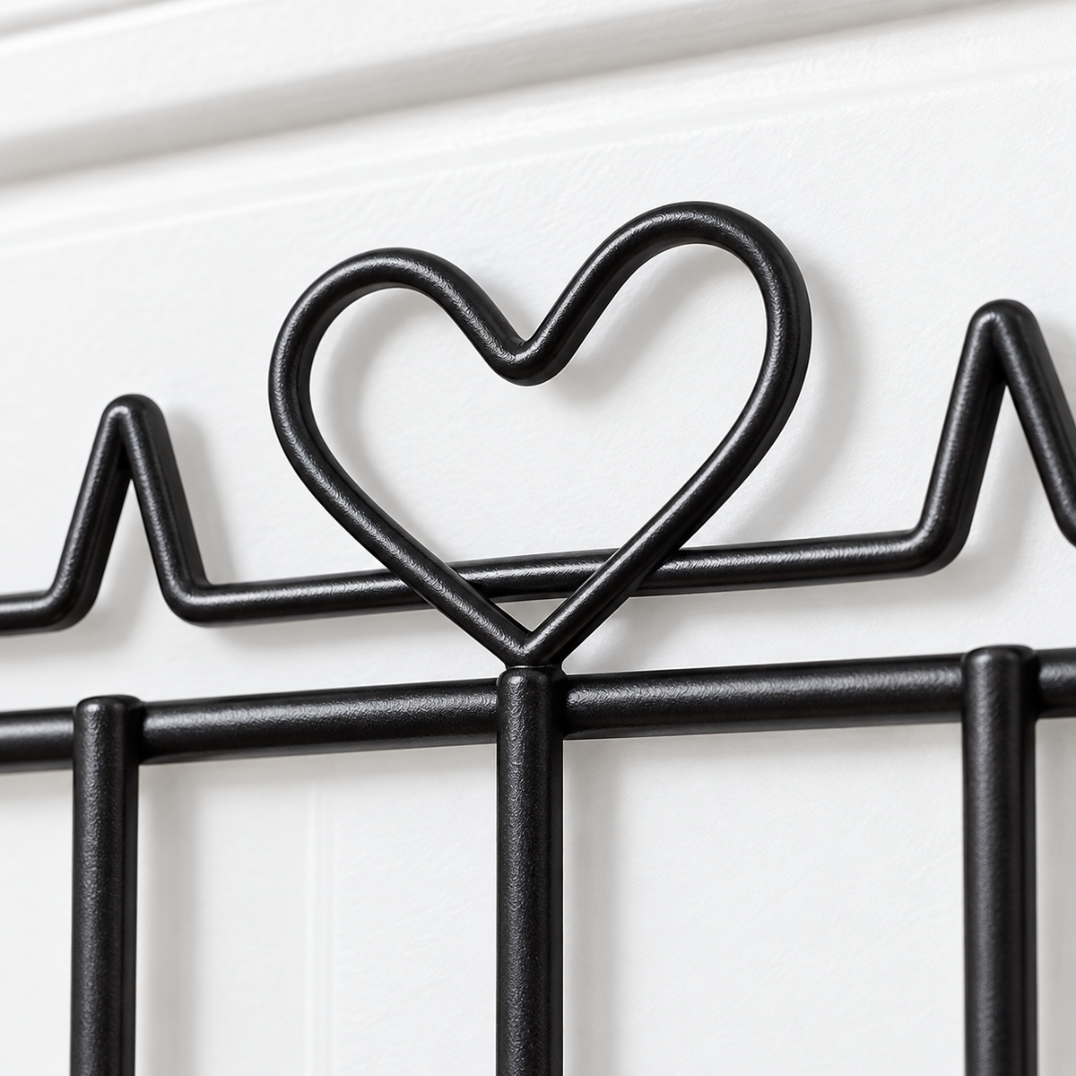 Detalle de corazón y acabado del perchero