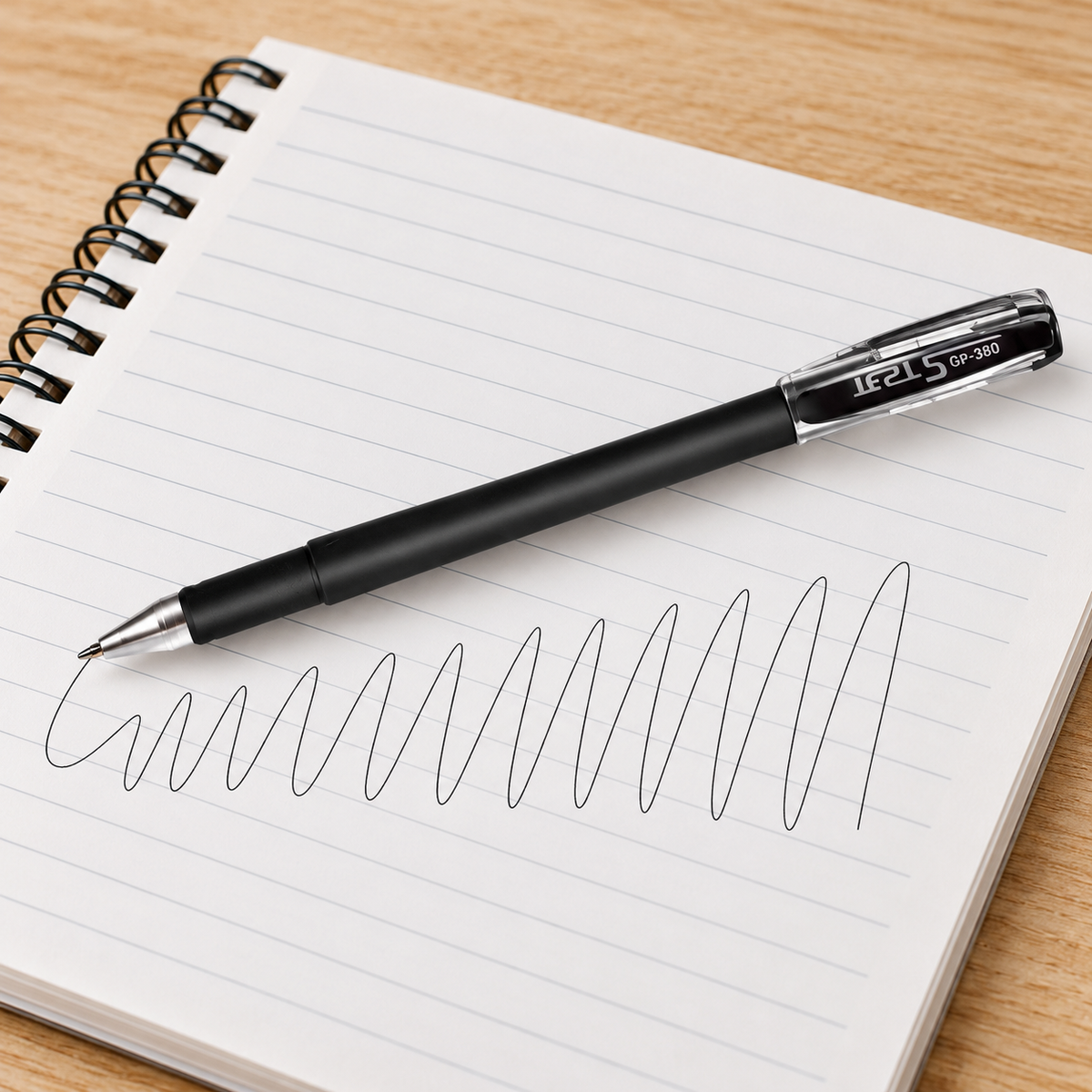 Una pluma del set de 12 sobre cuaderno — Vendalia