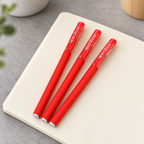 Tres plumas rojas de ejemplo sobre libreta — Vendalia