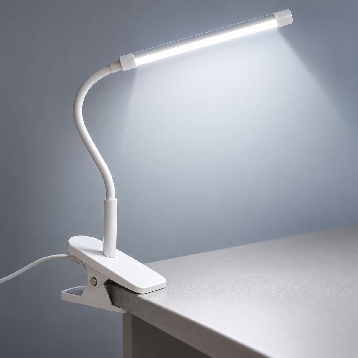 Vista lateral del clip y brazo flexible de la lámpara LED blanca.