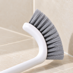 Detalle del cabezal curvo y las cerdas del cepillo de baño