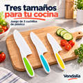 Juego de tres cuchillos de plástico blancos con mangos verde, turquesa y amarillo. Portada Vendalia.