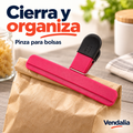Pinza rosa con mangos negros para cerrar bolsas. Portada Vendalia.