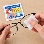 Una toallita del paquete en uso sobre lentes; gafas ilustrativas no incluidas.