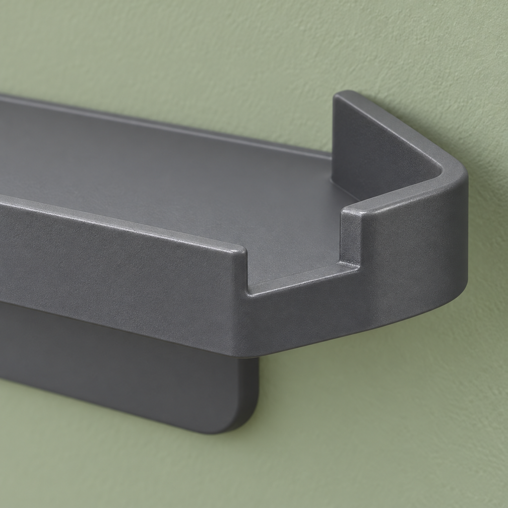 Detalle del borde de la repisa gris oscuro