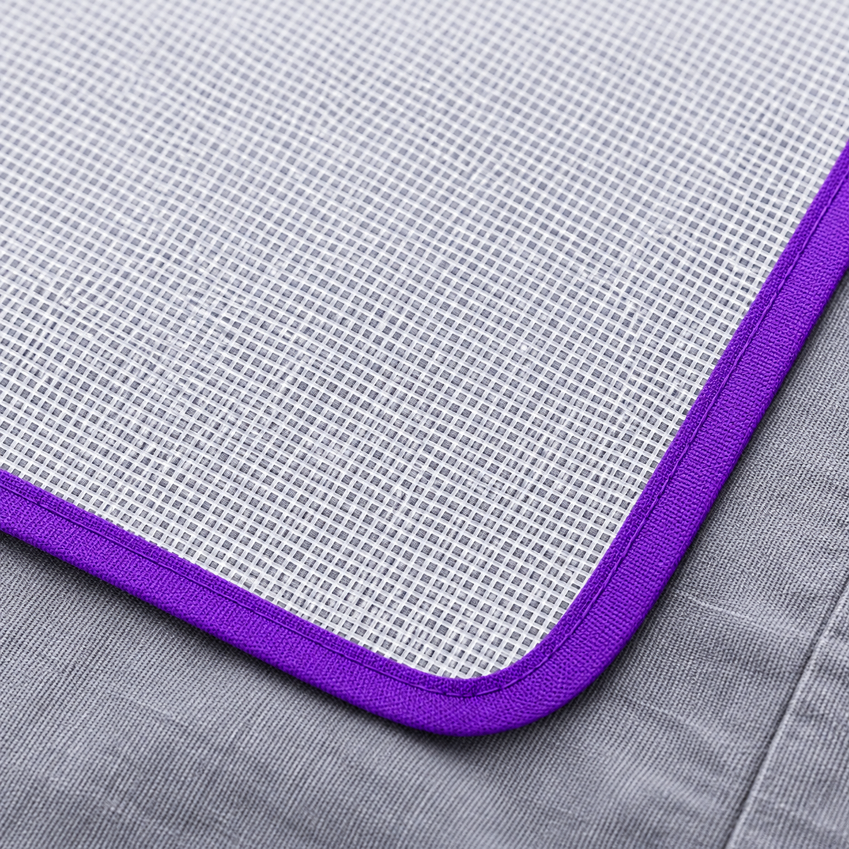 Malla blanca translúcida de planchado con ribete morado — detalle del producto