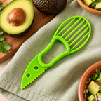 Rebanador de aguacate verde con extremo dentado y rejilla · vista de detalle