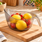 Colador con frutas; alimentos y tabla no incluidos