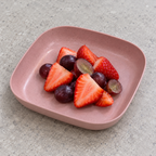 Mini plato cuadrado hondo rosa — vista superior en uso con fruta, alimentos no incluidos