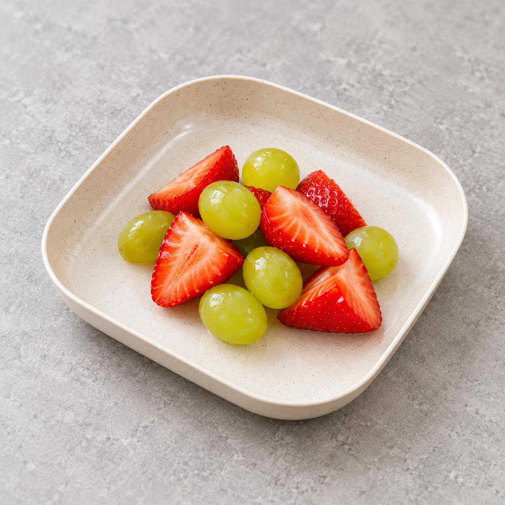 Mini plato cuadrado hondo beige — vista superior en uso con fruta, alimentos no incluidos