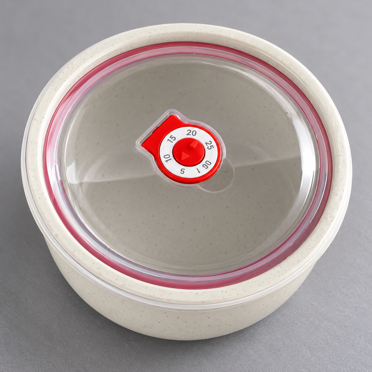 Juego de tres recipientes redondos blancos con tapas transparentes. Detalle o uso del mismo modelo.