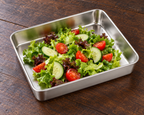 Charola rectangular de acero inoxidable — vista superior con ensalada, alimentos no incluidos