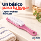 Cepillo manual rosa de cerdas blancas para limpieza del hogar.