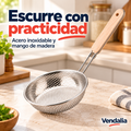 Colador de acero con mango de madera. Portada Vendalia.