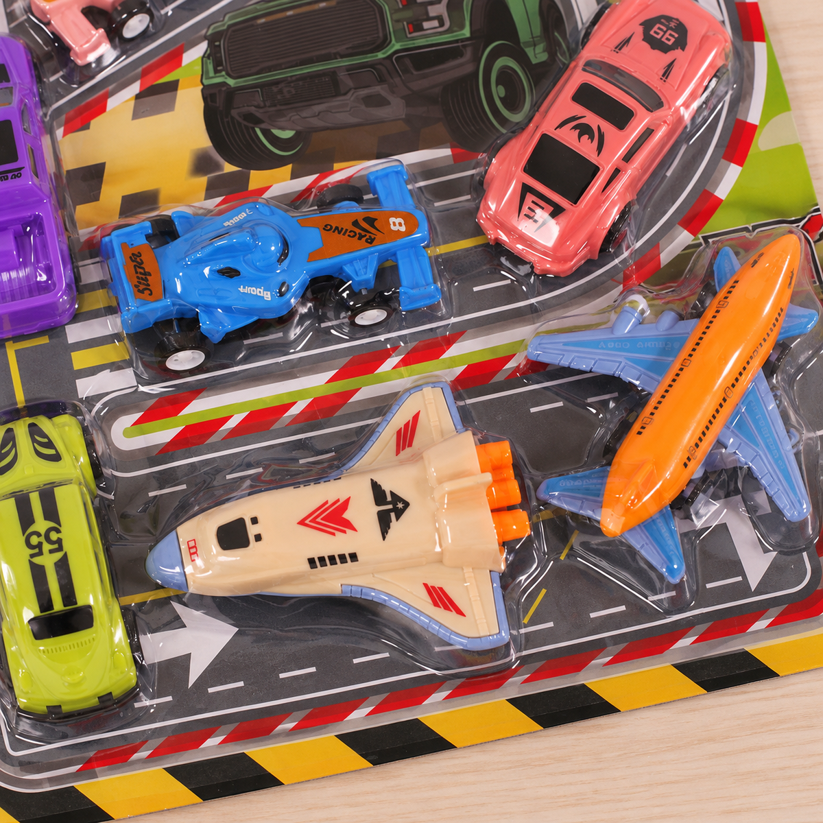 Detalle de los aviones del set de vehículos; modelos surtidos — Vendalia