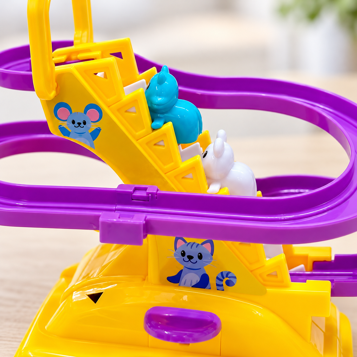 Detalle de la escalera y las figuras del juego Cat and Mouse — Vendalia