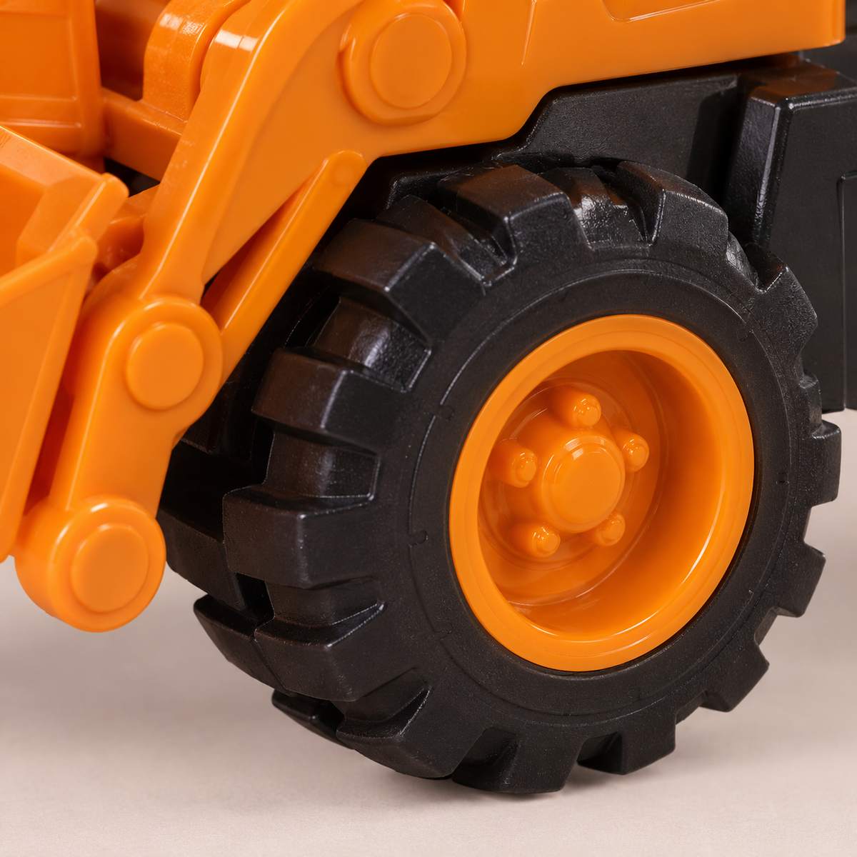 Detalle de rueda negra y rin naranja de la retroexcavadora — Vendalia