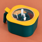 Organizador verde de condimentos con tapa amarilla. Detalle de uso.