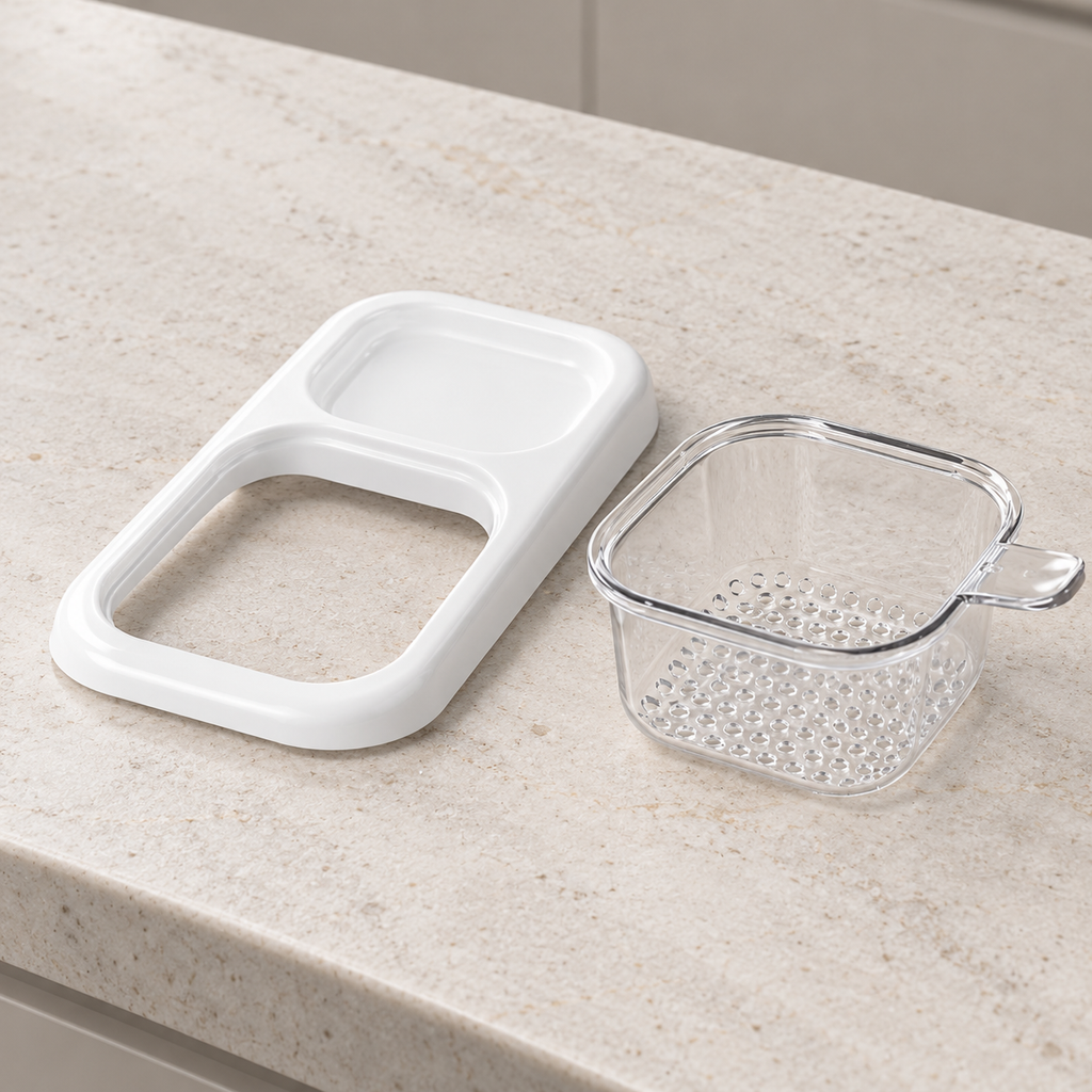 Colador transparente y soporte blanco separados sobre encimera.