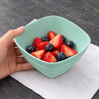 Bowl cuadrado verde menta visto desde arriba en uso para servir fruta; alimentos no incluidos.
