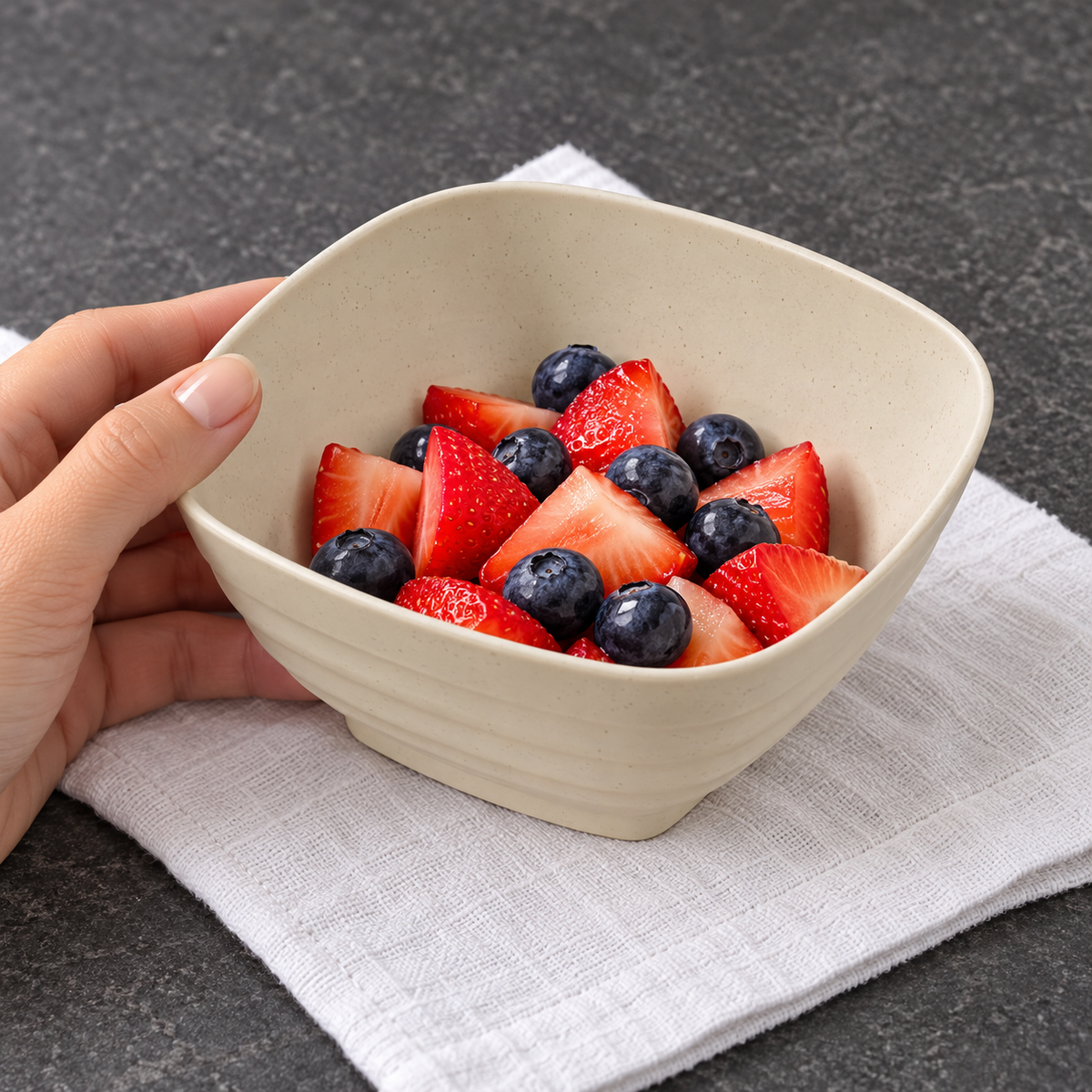 Bowl cuadrado beige visto desde arriba en uso para servir fruta; alimentos no incluidos.