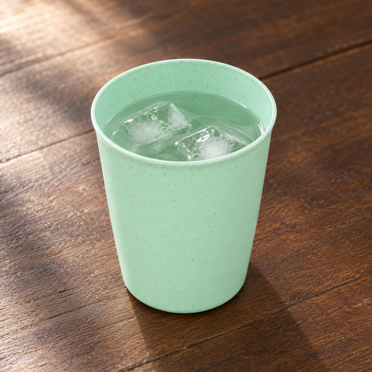 Vaso verde menta moteado — vista superior con bebida ilustrativa