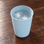 Vaso azul claro moteado — vista superior con bebida ilustrativa
