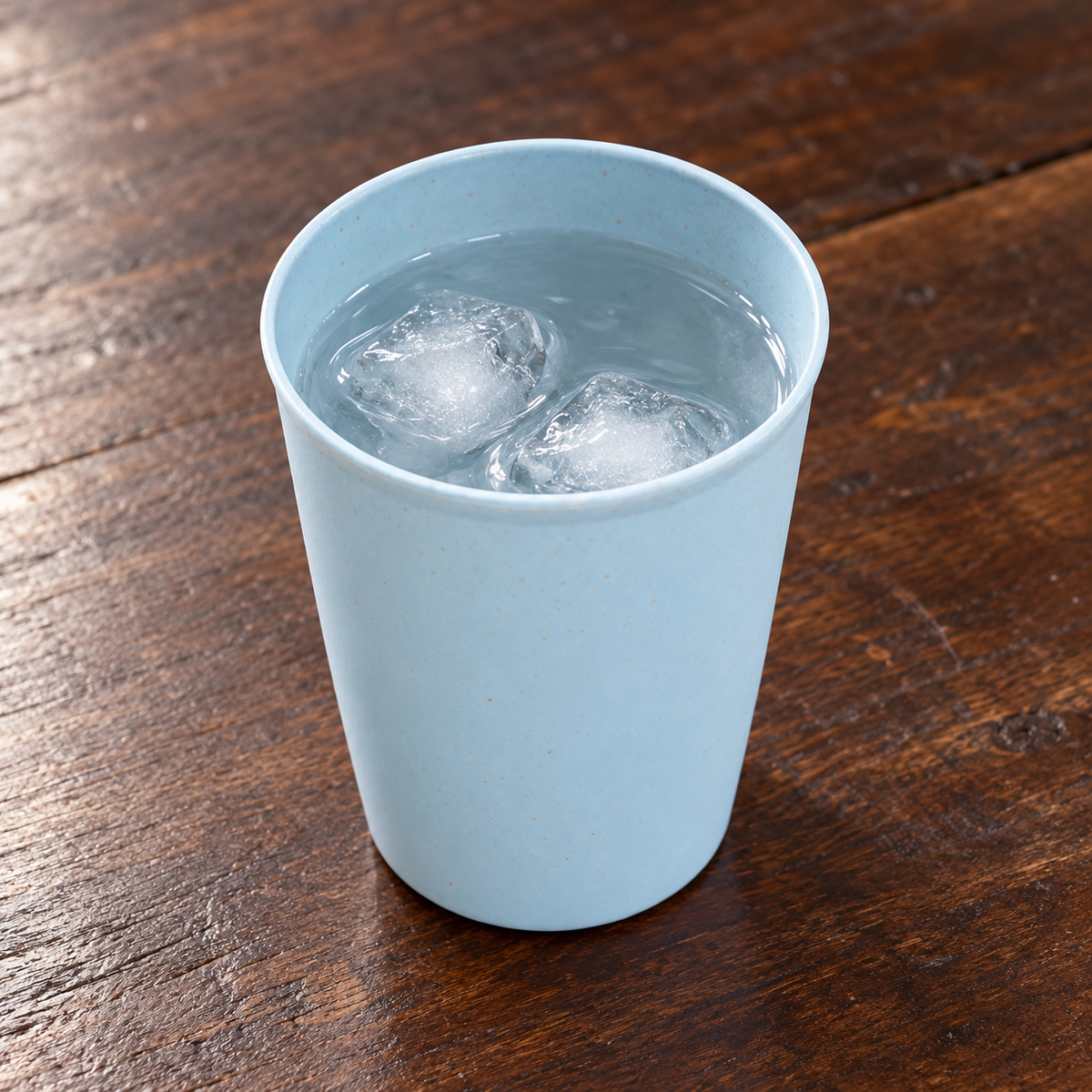 Vaso azul claro moteado — vista superior con bebida ilustrativa