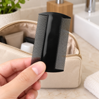 Peine de bolsillo negro sostenido junto a un neceser