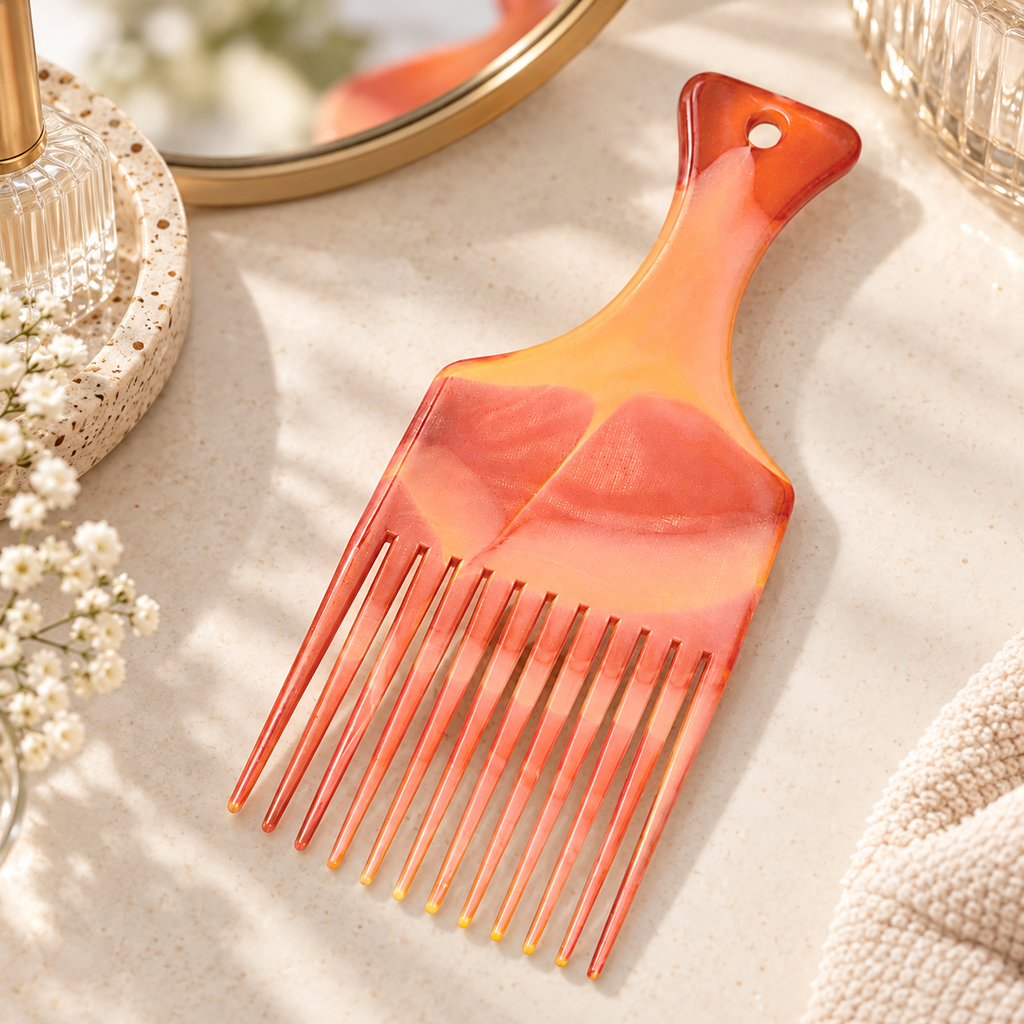 Peine Afro Pick Color Coral Marmoleado (Mediano) en ambiente de hogar — Vendalia