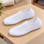 Calcetines invisibles blancos SHIRLEY · Caja de 10 pares. Fotografía del modelo en ambiente Vendalia.