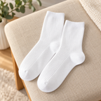 Calcetines acanalados unisex blancos SHIRLEY · Caja de 10 pares. Fotografía del modelo en ambiente Vendalia.