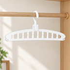 Gancho para ropa ahorrador de espacio en ambiente de hogar — Vendalia. La fotografía muestra un ejemplo en blanco. El color se envía al azar en blanco o negro, según disponibilidad.