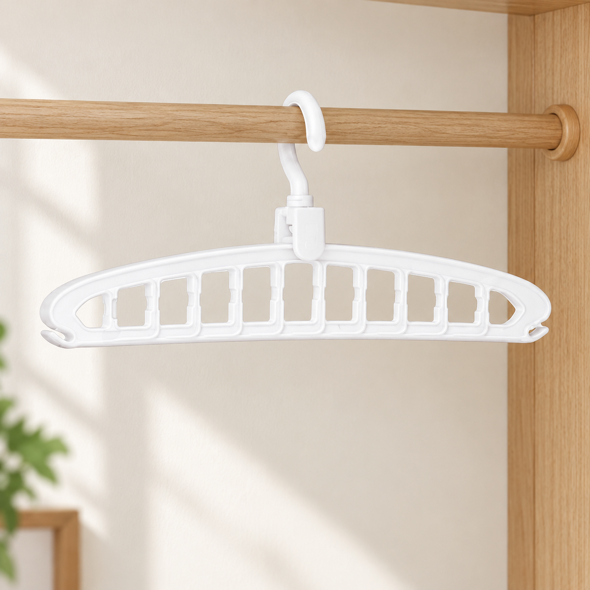 Gancho para ropa ahorrador de espacio en ambiente de hogar — Vendalia. La fotografía muestra un ejemplo en blanco. El color se envía al azar en blanco o negro, según disponibilidad.