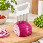 Guía de Corte para Verduras en ambiente de hogar — Vendalia. Imagen ambientada: la cebolla y los accesorios de cocina no están incluidos.
