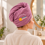 Toalla turbante rosa y morado puesta en cabello