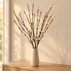 Rama decorativa con luces LED cálidas en ambiente de hogar — Vendalia. El florero se usa para ilustrar la decoración y no está incluido. Las pilas no están incluidas.